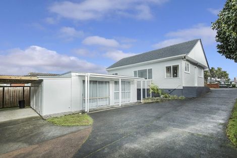 Photo of property in 53 Yeovil Road, Te Atatu Peninsula, Auckland, 0610