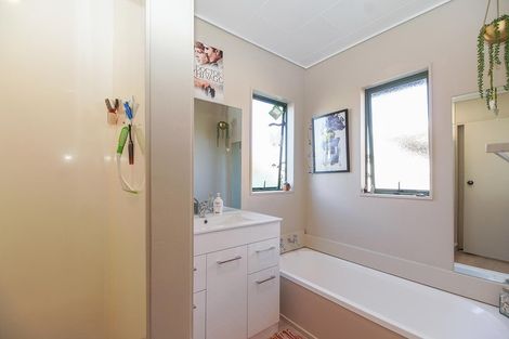 Photo of property in 113 Aquarius Drive, Kawaha Point, Rotorua, 3010