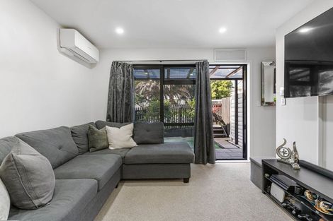 Photo of property in 2/4 Harry Ward Place, Henderson, Auckland, 0610
