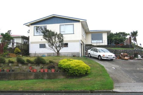 Photo of property in 4 Archbold Street, Newlands, Wellington, 6037