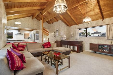 Photo of property in 8 Landsberg Way, Windsor Park, Auckland, 0632