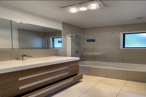 Photo of property in 2/5 Tahinga Street, Northcote, Auckland, 0627