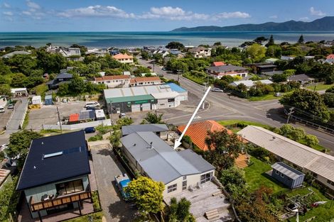 Photo of property in 104 Renown Road, Raumati South, Paraparaumu, 5032