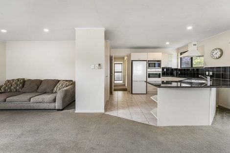 Photo of property in 35 Rehia Road, Massey, Auckland, 0614