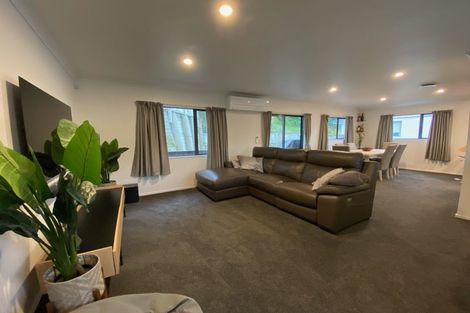 Photo of property in 4a Stella Grove, Newlands, Wellington, 6037