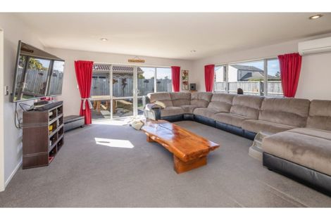Photo of property in 2 Evergreen Place, Parklands, Christchurch, 8083