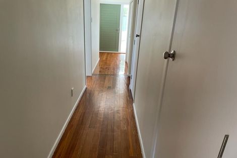 Photo of property in 16 Turville Crescent, Newlands, Wellington, 6037