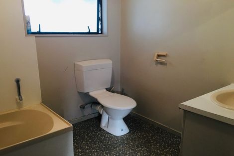 Photo of property in 2/24 Lambrown Drive, Totara Vale, Auckland, 0629