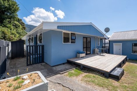 Photo of property in 76 Devon Street, Picton, 7220