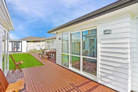 Photo of property in 4 Iwinuku Crescent, Wattle Downs, Auckland, 2103