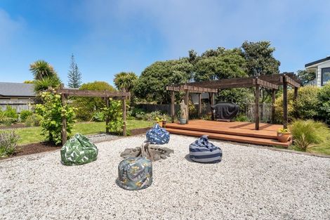 Photo of property in 106 Field Way, Waikanae Beach, Waikanae, 5036