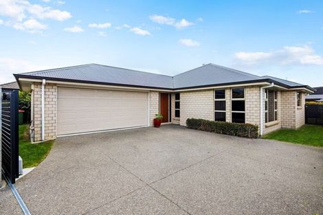 Photo of property in 18 Gibbston Close, Huntington, Hamilton, 3210