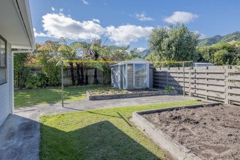 Photo of property in 10 Graham Grove, Waikanae, 5036