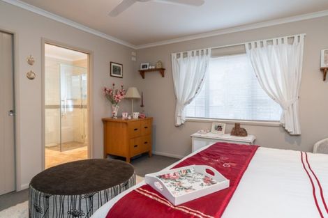 Photo of property in 12 Ngatiti Place, One Tree Point, 0118