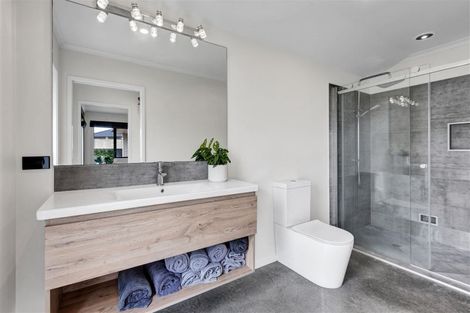 Photo of property in 15 Frederick Place, Whalers Gate, New Plymouth, 4310