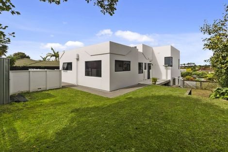 Photo of property in 18 Javelin Place, West Harbour, Auckland, 0618