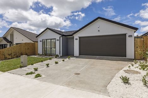 Photo of property in 33 Lumbarda Drive, Kumeu, 0810