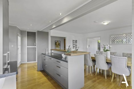 Photo of property in 80 La Trobe Street, Pakuranga Heights, Auckland, 2010