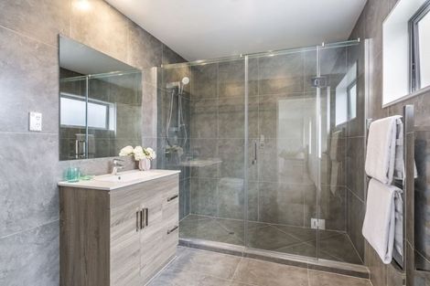 Photo of property in 17 Normanton Street, Glenfield, Auckland, 0629