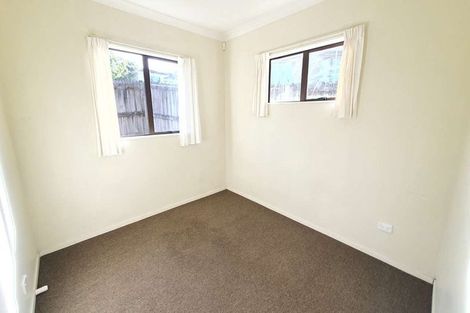 Photo of property in 33 Claverdon Drive, Massey, Auckland, 0614