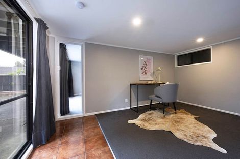 Photo of property in 11 Grimshaw Place, Henderson, Auckland, 0612