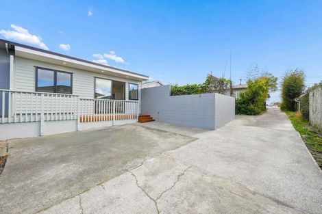 Photo of property in 2/92 Titirangi Road, New Lynn, Auckland, 0600