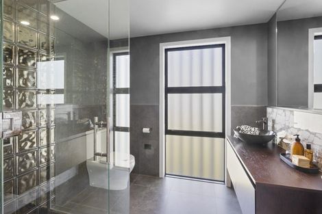 Photo of property in 2/11a Baring Terrace, Strandon, New Plymouth, 4312