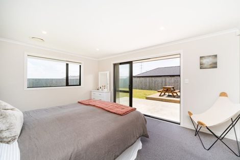 Photo of property in 11 Atlantic Drive, Fitzherbert, Palmerston North, 4410