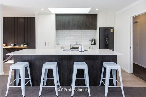 Photo of property in 5 Nikau Lane, Timberlea, Upper Hutt, 5018