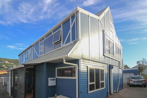Photo of property in 4/30 Lyall Parade, Lyall Bay, Wellington, 6022