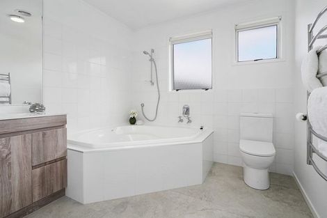 Photo of property in 18 Cottam Grove, Northcross, Auckland, 0632