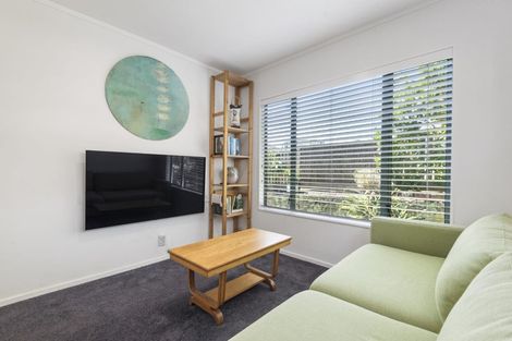 Photo of property in 2/13 Montgomery Avenue, Rothesay Bay, Auckland, 0630