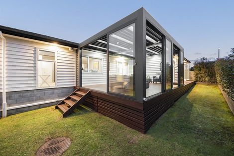 Photo of property in 16 Twin Parks Rise, Papakura, 2110