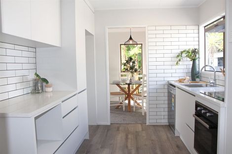 Photo of property in 70 Hutchinsons Road, Bucklands Beach, Auckland, 2014