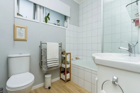 Photo of property in 2/8 Phillipa Place, Browns Bay, Auckland, 0630