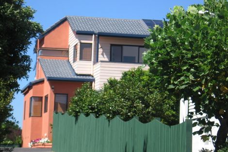 Photo of property in 2/9 Folkestone Street, Murrays Bay, Auckland, 0630