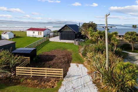 Photo of property in 497 Waikawa-curio Bay Road, Curio Bay, Tokanui, 9884