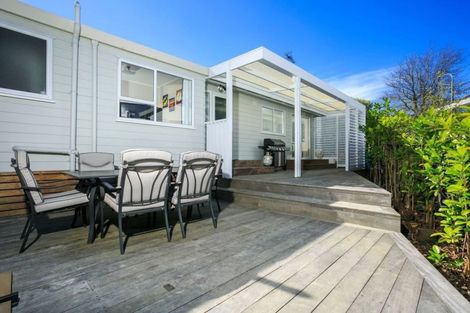 Photo of property in 4 Rook Place, Unsworth Heights, Auckland, 0632