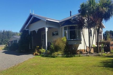 Photo of property in 290 Heatherlea Road East, Levin, 5571