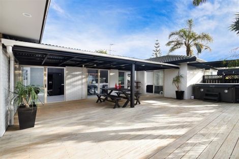 Photo of property in 22 John Lister Close, Golflands, Auckland, 2013