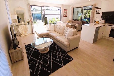 Photo of property in 2 Meenas Place, Cable Bay, 0420