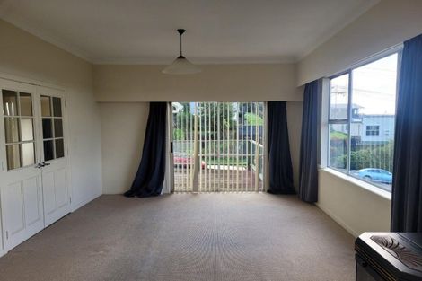 Photo of property in 55 Pioneer Road, Moturoa, New Plymouth, 4310