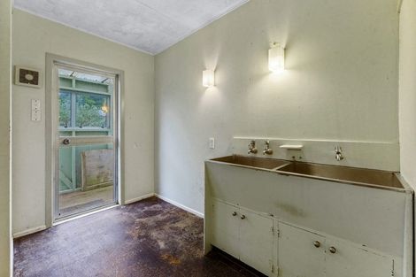 Photo of property in 10 Hobbs Road, Matakatia, Whangaparaoa, 0930