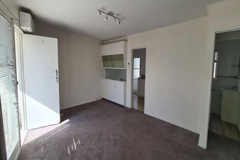 Photo of property in 2/124 Te Atatu Road, Te Atatu South, Auckland, 0610