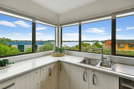 Photo of property in 7 Cumbrian Place, Conifer Grove, Takanini, 2112