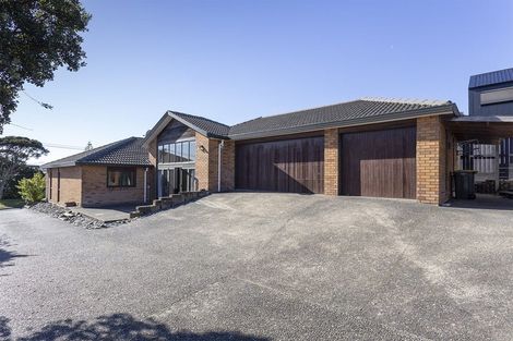 Photo of property in 4 Cliff View Drive, Green Bay, Auckland, 0604