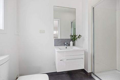 Photo of property in 26 Pickwick Parade, Mellons Bay, Auckland, 2014