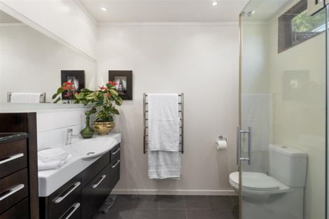 Photo of property in 12 Kaihu Street, Northcote, Auckland, 0627