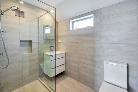 Photo of property in 2/36 Devon Road, Bucklands Beach, Auckland, 2012