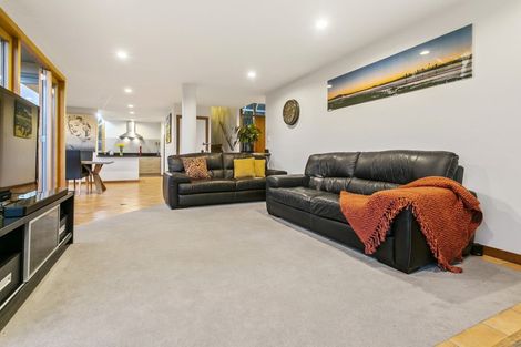Photo of property in 2/5 Mizpah Road, Waiake, Auckland, 0630